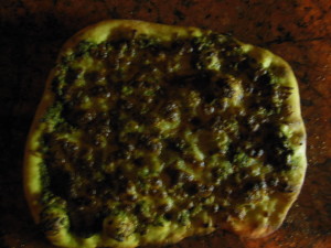 Neapolitan dough, with pesto and mozzarela